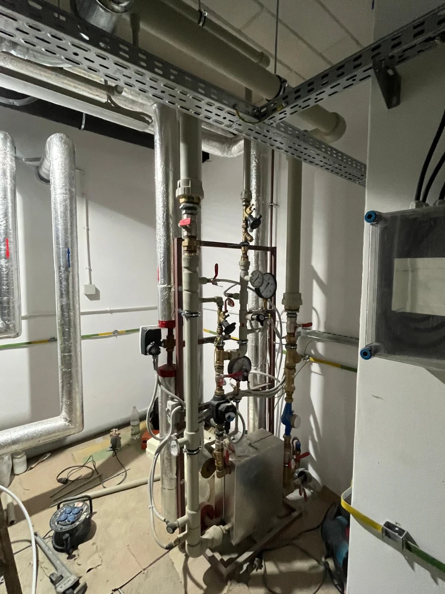 Modułowa instalacja CO w kotłowni z pompami, zaworami regulacyjnymi, manometrami i ocieplonymi rurami