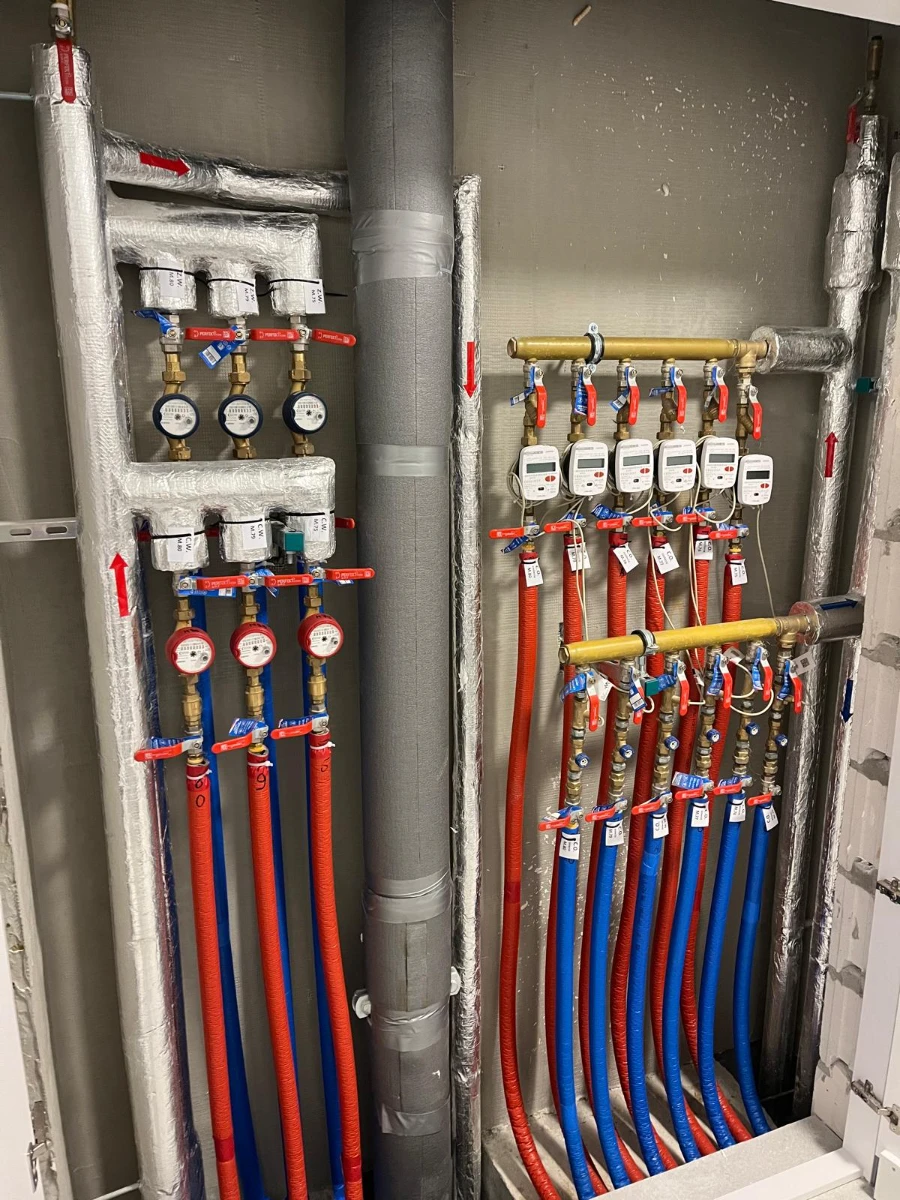 Instalacje sanitarne rozdzielacz z izolowanymi rurami, zaworami i manometrami